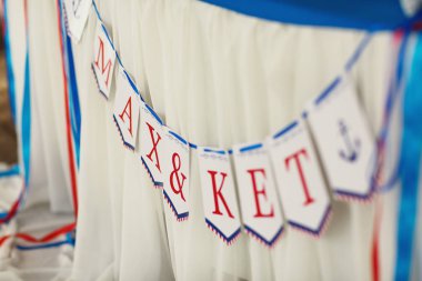 'Max ve Kate' yazı küçük bayrak asmak bir din üzerinden basılır.
