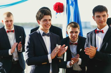 Bir düğün sunak arkasında bir gelin damat ve sağdıç gözlemek