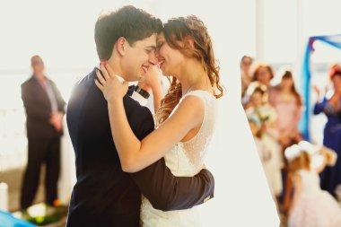 Gelin Damat için dışında bir dans bridght altında sırasında eğilir 