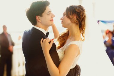 Bir dans sırasında güzel bir gelin damat hayran 