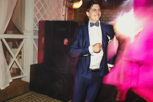 Lumière disco rose met en évidence marié dansant drôle — Photo
