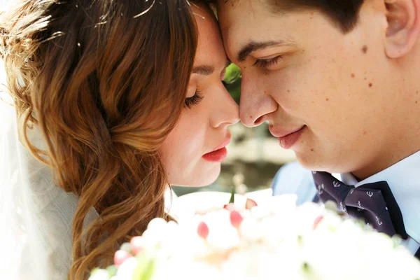 Perfecte jonggehuwden gezichten touch voor een bruiloft boeket — Stockfoto