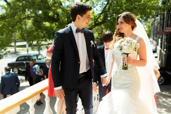 Sposa e sposo camminano fuori casa sul balcone in un clima soleggiato — Foto Stock