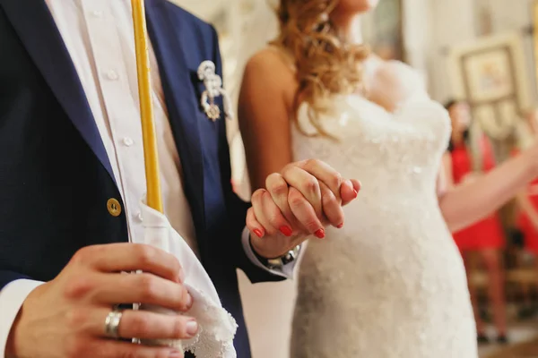 Um close-up de recém-casados mãos seguradas firmemente durante um noivado c — Fotografia de Stock