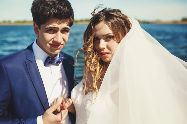 Braut sieht verführerisch aus, wenn sie mit einem Bräutigam steht — Stockfoto