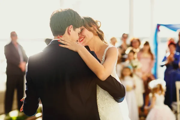Sol brilla sobre feliz pareja recién casada mientras bailan en th —  Fotos de Stock
