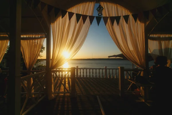 Blick auf den Sonnenuntergang von einem Hochzeitspavillon — Stockfoto