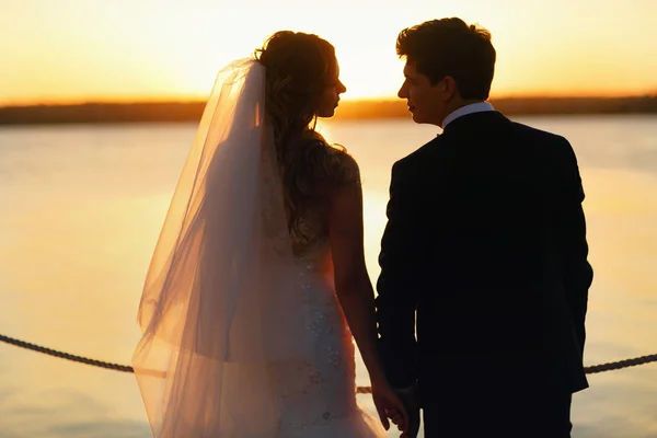 รอสักครู่ก่อนที่จะจูบระหว่างคู่แต่งงานใหม่ยืนอยู่บนทะเล sho — ภาพถ่ายสต็อก