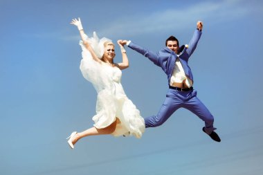 Düğün günü gökyüzünde deli atlama