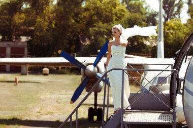 Güzel gelin düğün günü düzlemde yanındaki