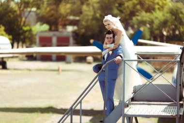 Düğün günü düzlemde yanındaki güzel Çift