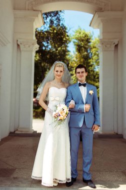 Güzel sütunlar arasında güzel Çift