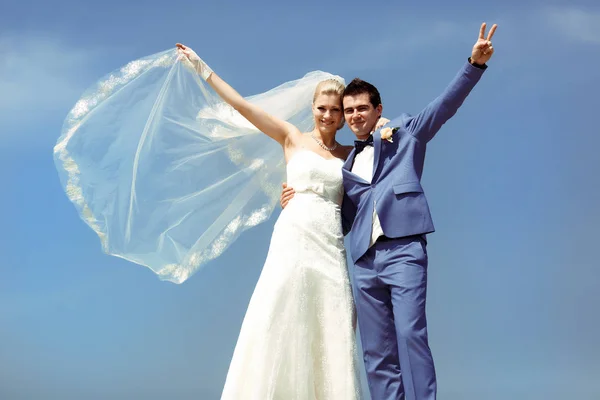 Pár a modrá obloha v den svatby — Stock fotografie