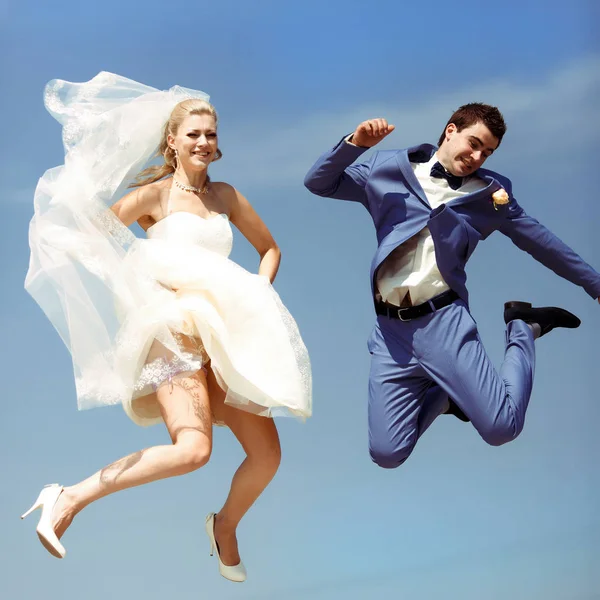 Par hoppar i himlen i bröllopsdag — Stockfoto