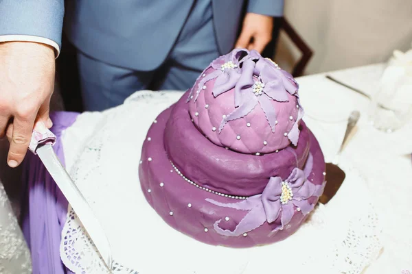 アイシングで飾られた紫色のウェディング ケーキ — ストック写真