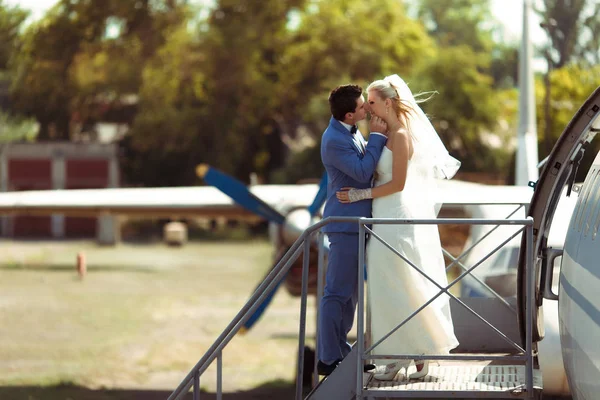 Romantische koppel in de winderige wedding day — Stockfoto