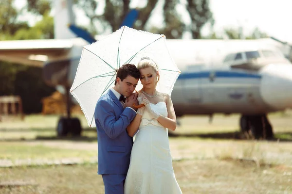 Damat ve gelin düğün günü bir şemsiye ile — Stok fotoğraf