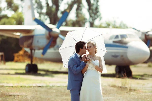 Прекрасна пара з парасолькою в день весілля — стокове фото
