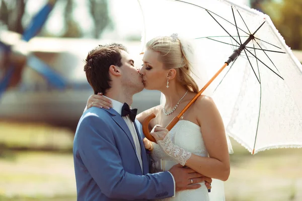 Beijo dos dois apaixonados no dia ensolarado do casamento — Fotografia de Stock