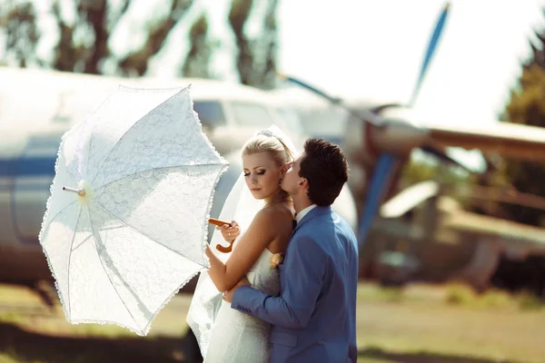Романтичний поцілунок в аеропорту в день весілля — стокове фото