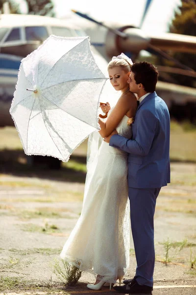 Momento romântico no aeroporto no dia do casamento — Fotografia de Stock