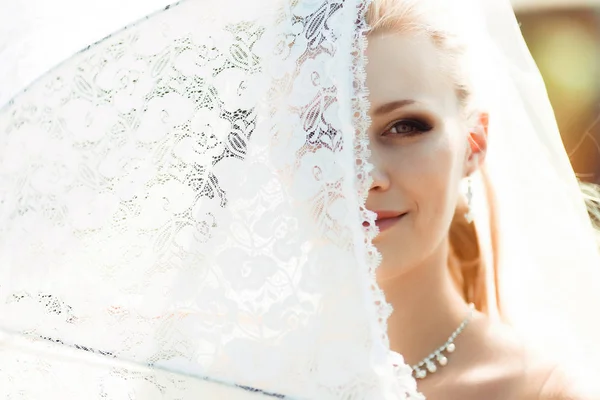 Fehér napernyő és a menyasszony a szép szemek — Stock Fotó