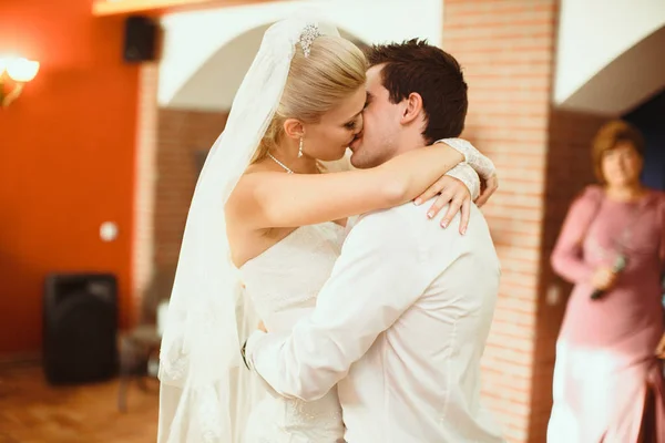 Beso apasionado de los recién casados en la fiesta de bodas —  Fotos de Stock