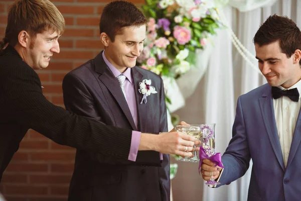 Ženich je pití s kamarády na svatbě — Stock fotografie