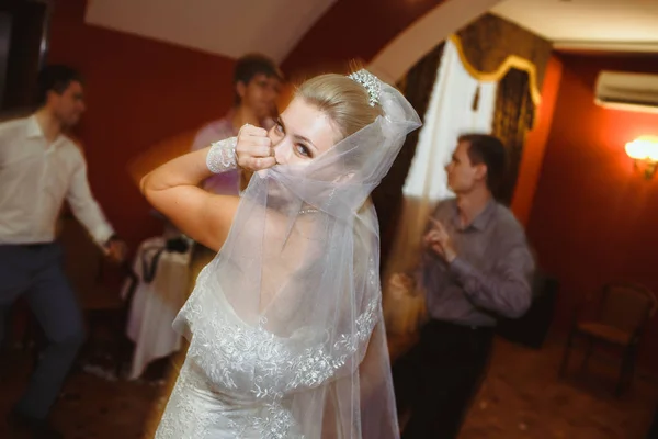Noiva está dançando na celebração do casamento — Fotografia de Stock