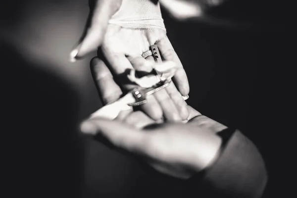 Γαμπρός και νύφη κρατώντας τα κλειδιά στα χέρια — Φωτογραφία Αρχείου