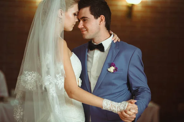 Primeira dança dos recém-casados na celebração do casamento — Fotografia de Stock