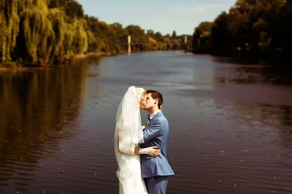 Gepassioneerde kus op de oever van het meer — Stockfoto