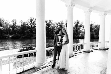 Çift düğün günü romantik yerinde 