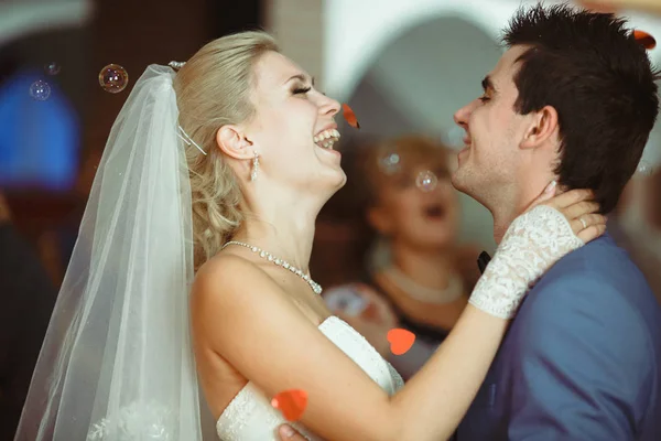 Casal alegre durante a primeira dança do casamento — Fotografia de Stock