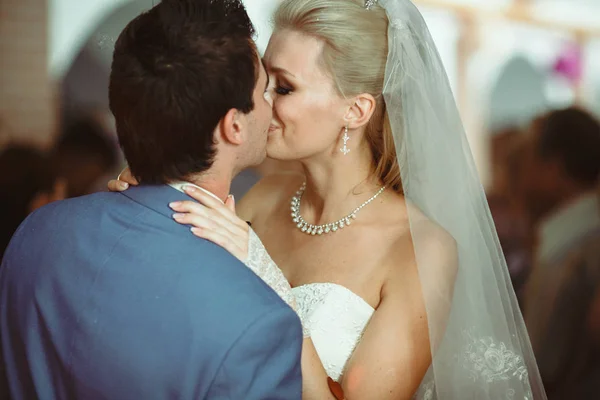 Piękny pocałunek podczas pierwszego tańca na weselu — Zdjęcie stockowe