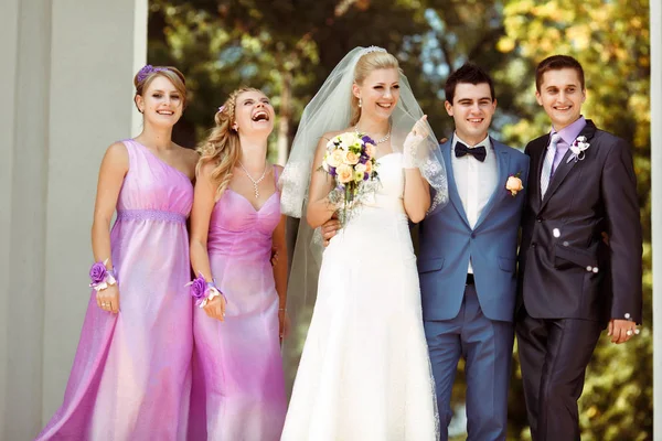 Glückliche Brautjungfern nach der Trauung — Stockfoto