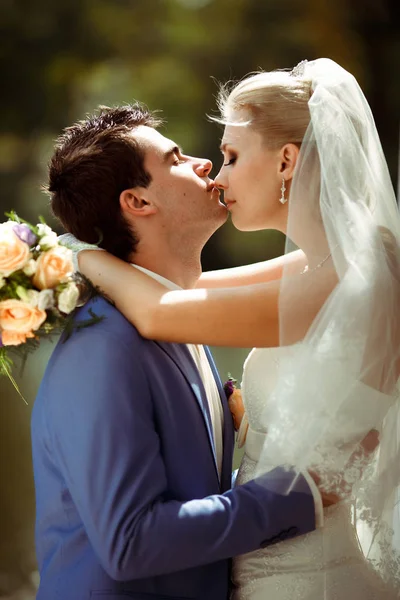 Az esküvő napján a menyasszony és a vőlegény ölelés — Stock Fotó