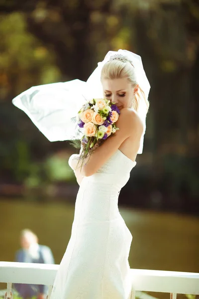 Porträtt av den vackra bruden i det blåsiga vädret — Stockfoto