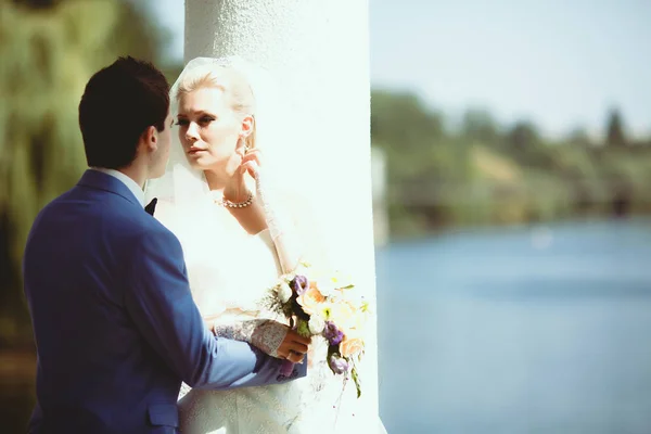 Sinnliches Foto des schönen Paares am See — Stockfoto