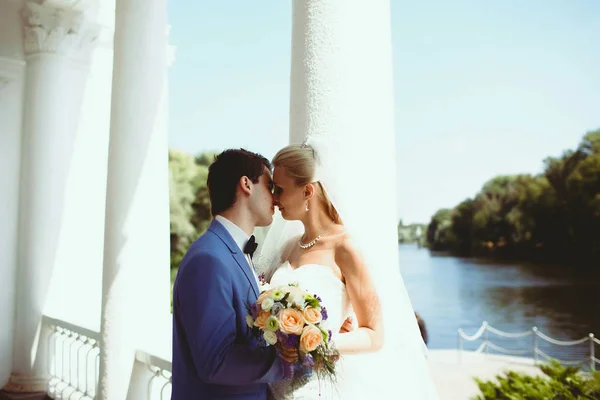 Vidám pár az esküvő napján a tó mellett — Stock Fotó