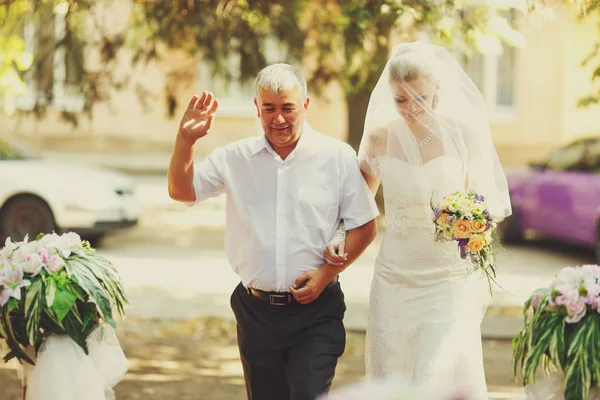 Papá está siguiendo a su hija a la ceremonia de boda. — Foto de Stock