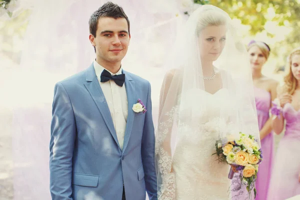 Bruid en een bruidegom op de huwelijksceremonie — Stockfoto