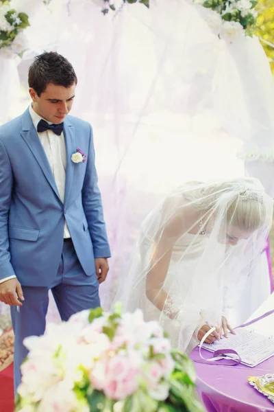 Novia está firmando un papel de boda — Foto de Stock