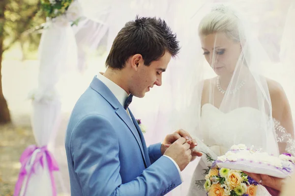 Romantische openlucht ceremonie van het huwelijk — Stockfoto