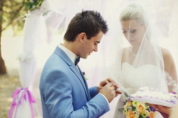 Cerimônia de casamento ao ar livre romântico — Fotografia de Stock