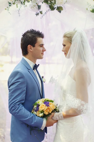 Genç çiftin dokunaklı düğün töreni — Stok fotoğraf