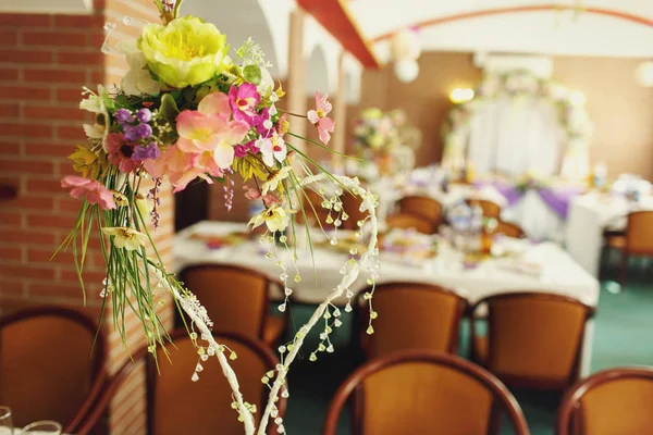 与花在婚礼餐厅可爱装饰品 — 图库照片