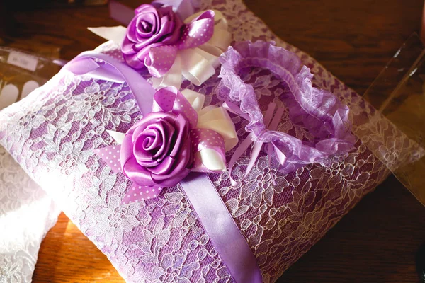 Wedding boutonnieres on the purple pillow — Stock Photo, Image