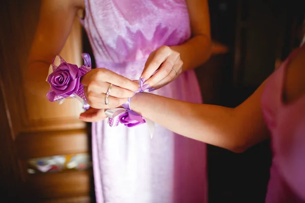 Boutonnieres na rękach druhny Wedding — Zdjęcie stockowe