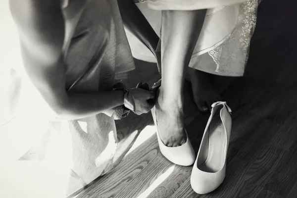 Sapatos de casamento brancos e uma noiva — Fotografia de Stock